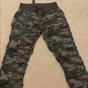 Cropped army green print pants